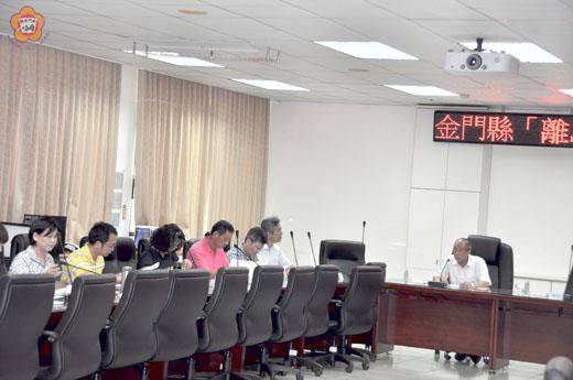 金門縣「離島地區高級中等學校應屆畢業生申請103學年度保送『一般大學』暨『技專校院』」名額審查會議昨召開，由教育處長李再杭主持。（李增汪攝）