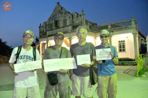 旅遊用相（手）機拍照打卡不稀奇，來自台北的張文溪、張柏舟、陳文盛、劉文祥，到金門旅遊，走到那畫到那，用畫畫做紀錄，透過臉書向外分享，金門之美也藉以向外傳遞。（陳麗妤攝）