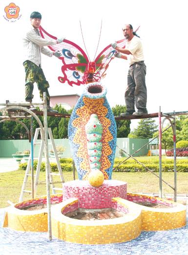   金門本土藝術家吳鼎信與吳子魁父子聯手創作完成柏村國小校園公共藝術作品「化蝶」。（莊煥寧攝）