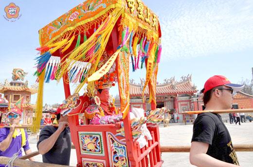 料羅「順濟宮」是金門最古老的媽祖廟;「順濟」二字則是媽祖在北宋時最早受封的廟額。圖為媽祖遶境儀式。(資料照片/張建騰攝)