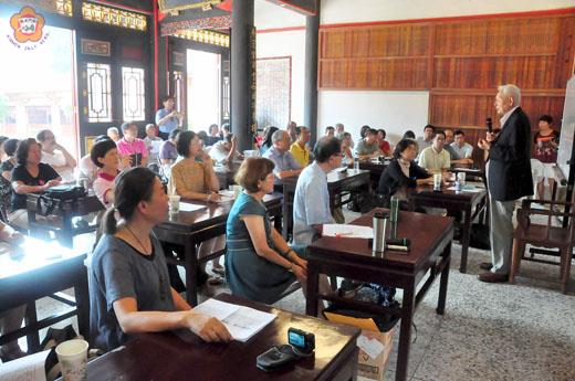   金門書院道藝學會經史講座，邀請台大終身名譽教授張亨開講；現場吸引多位地區文友到場聆聽。（許峻魁攝）