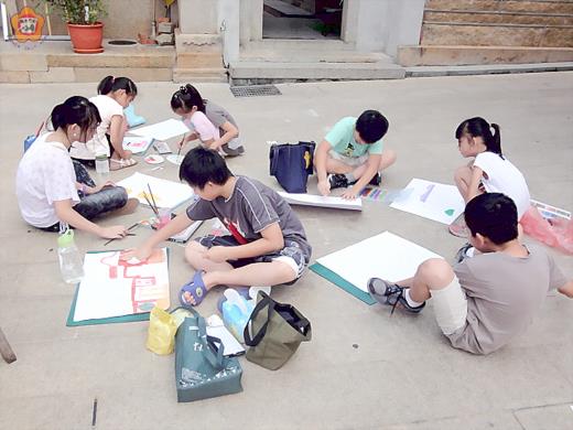 沙小建校一百週年慶寫生比賽登場，吸引學子參與，歷時四小時完成作品，訂於九月十日前揭曉結果。（圖由金沙國小提供）