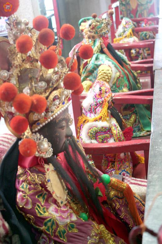   瓊林保護廟的醮慶有一個特殊的習俗，要請神明入宴席。宴席首座保生大帝（前）。（張建騰攝）