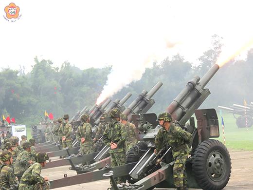   M101A1式105公厘榴砲在「九三軍人節戰力展示」中實施「三群效力射」，轟出了金光與白煙，展現壯麗之美。（張建騰攝）