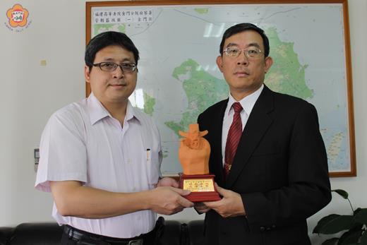金門地檢署主任檢察官周士榆(左)榮陞臺北地檢署主任檢察官,金門高分檢檢察長邢泰釗(右)頒贈包公獎座,以表達祝賀及感謝之意。(金門高分檢提供)