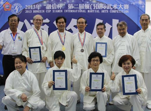   太極拳運委會金湖分會的楊國興（後左三）在第二屆廈門國際武術大賽中贏得個人組全能項目金牌、太極鐵扇金牌、太極劍銀牌，以及陳式太極拳銅牌；金湖分會也獲得團體銅牌獎與團體優秀獎。
（金門縣太極拳運動委員會提供）