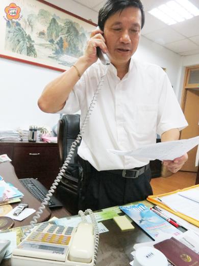   陳天順自己當偵探，以電話打探「急救教學推廣中心」；對方表示沒有在金門辦理急救教學並販售血壓計。（張建騰攝）