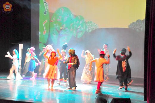   小可樂果劇團昨至金門表演新龜兔賽跑，吸引小朋友目光。（許峻魁攝）