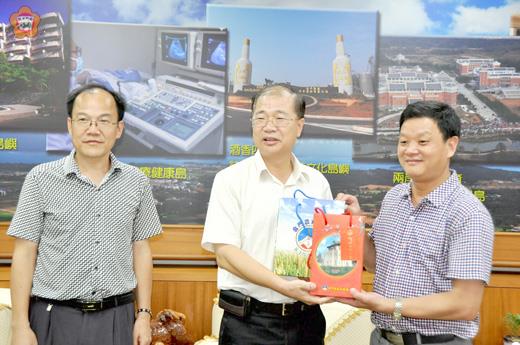   大陸福建省三明市考察團一行昨拜會金門縣長李沃士，雙方並互贈禮物交流聯誼。（李增汪攝）