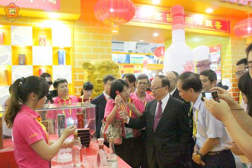   九八旅博會昨日開展，「金門館」開幕時國民黨副主席蔣孝嚴、副縣長吳友欽等貴賓蒞臨現場。（楊再平提供）