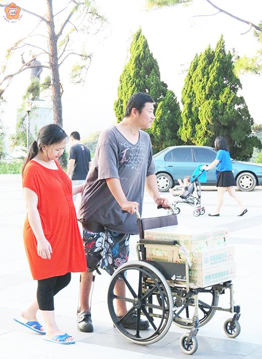   曾因車禍昏迷八個月，失憶達三年的蔡宏章，努力復健，不放棄生命；如今，他已新婚一年，妻子還孕育了七個月的小生命。（張建騰攝）