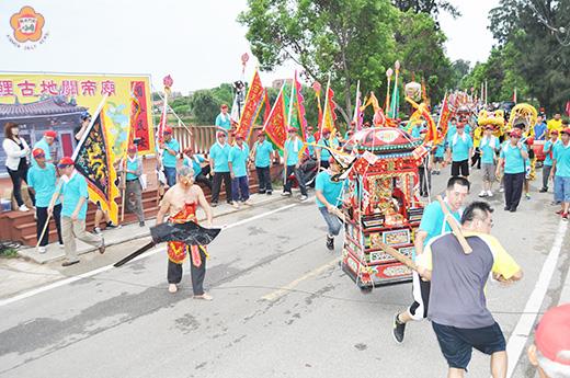   古寧頭雙鯉古地關帝廟每年農曆六月廿四日為關聖帝君誕辰千秋舉辦遶境巡安，蔚為地方的廟會文化特色。（本報資料照片）