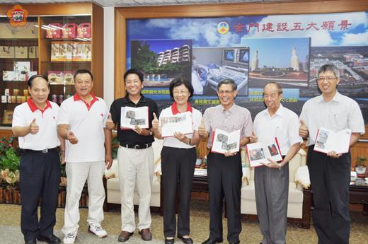   中華民國紅十字總會會長王清峰昨日上午拜會金門縣副縣長吳友欽；與會人員共同為人道工作相互加油打氣。（李增汪攝）