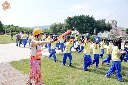   金沙國中昨日和全國同步舉辦地震災害避難演練。（陳麗妤攝）
