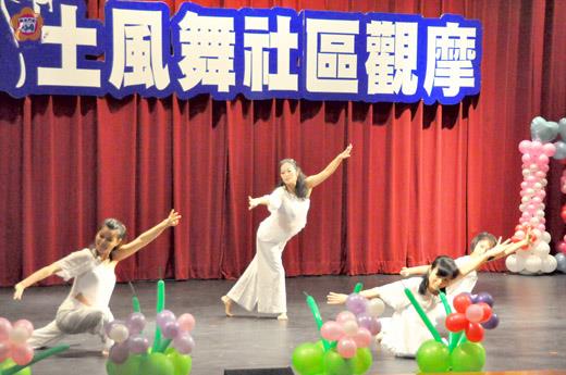 「社區大學金湖、金沙分班成果展暨金門縣土風舞委員會社區觀摩」昨登場。（陳麗妤攝）