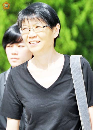 總統夫人周美青揹著書包,到開瑄國小及湖埔國小當故事阿姨。(張建騰攝)