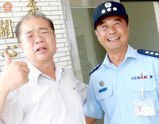 李沃士（左）頻頻向空基隊隊長表達對空基隊和國防部的謝意。（張建騰攝）