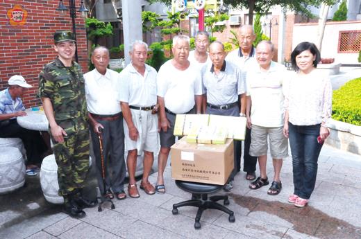 陸軍金門地區支援指揮部乙型聯合保修廠日昨派員慰問大同之家,致贈秋節賀禮。(許峻魁攝)