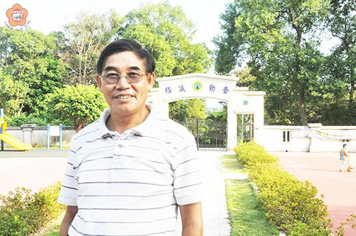   古城國小教導主任陳耀明在教育界服務滿四十年，經校長董國正推薦獲得102年特殊優良教師。（李金鎗攝）