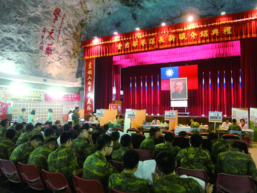 金門就服站前進營區舉辦徵才活動,提供千餘職缺讓屆退官兵選擇。(就服站提供)