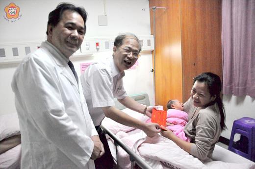 中秋節前夕，縣長李沃士前往衛生福利部金門醫院慰問一百六十三位住院鄉親，並與民眾寒暄，同時致贈院方團體加菜金，慰勞辛苦的醫護人員。（陳麗妤攝）