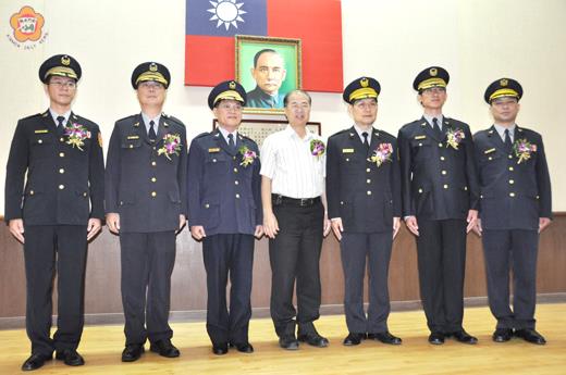   金門縣警察局舉行新任金城分局分局長甘炎民、金湖分局長邱主文聯合交接就職典禮，縣長李沃士到場祝賀並慰勉員警辛勞，同時與縣警局長蔡耀坤及新任的警察局副局長張明和等主管合照。（莊煥寧攝）