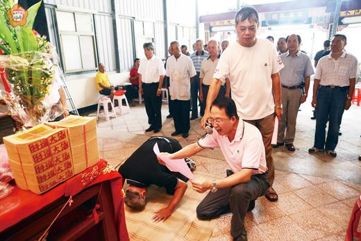   六桂宗親會昨舉行秋祭祭祖典禮，翁、洪、方、江、汪、龔等六姓長老族裔進行祭祖儀式、宣讀祭文。（董森堡攝）