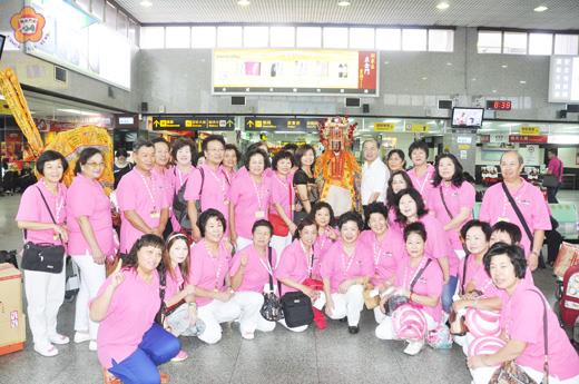   金門縣天后宮媽祖會信眾護送三媽鑾駕搭機前往北港會香，縣長李沃士前往機場送行祝福。
（李金鎗攝）