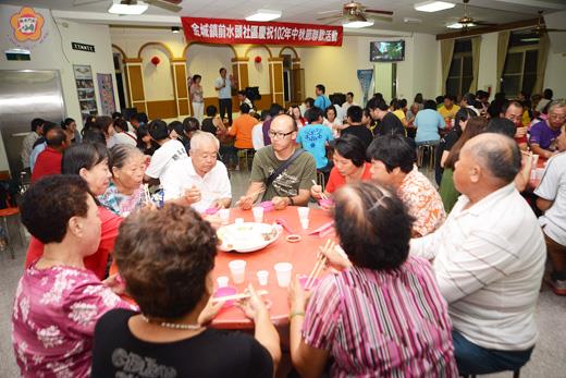   水頭社區昨在社區活動中心舉行餐會聯誼，現場擠滿團圓聚餐人潮。（董森堡攝） 