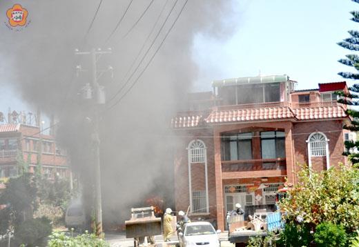 金沙鎮洋山村民宅旁倉庫，濃煙四竄，嚇壞居民，消防人員獲報後趕到場撲滅火勢，所幸無人傷亡，倉庫內物品付之一炬，起火原因待調查。（陳麗妤攝）