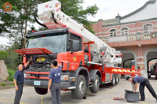   颱風緊逼，縣消防局加強雲梯車等消防設備檢查及熟練操作能力。（翁碧蓮攝）