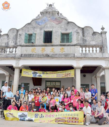   二○一三全國古蹟日昨開跑，民眾不畏強風颳起陣陣風沙，熱情參與，透過闖關、親子彩繪以及江柏煒教授導覽解說下，更進一步認識碧山聚落古蹟及歷史建築之美和人文故事。（陳麗妤攝）