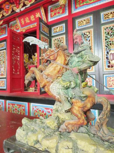   復國墩「關氏家廟」昨天辦秋祭，祖龕外有關公的聖像。（張建騰攝）