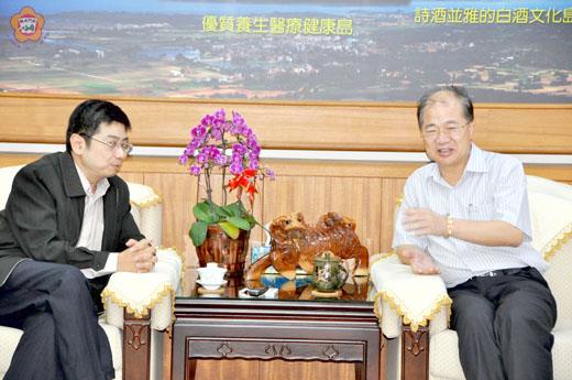 復興航空總經理徐以聰(左)昨拜會李沃士縣長(右),針對機隊等議題交換意見。(翁碧蓮攝)