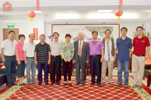 　泉州泉台民間交流協會會長傅圓圓率員抵金，並前抵縣議會拜會議長王再生，雙方合照留念。（莊煥寧攝）