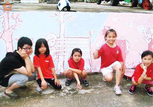   完成文化牆創作的小朋友們在作品前歡樂合影。（庵前社區發展協會提供）