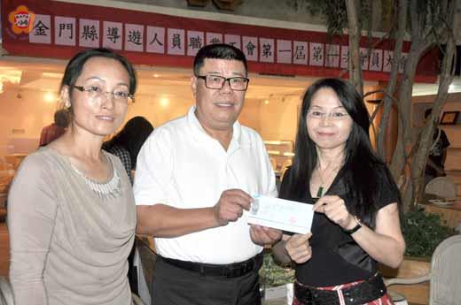 金門縣導遊服務人員職業工會正式成立,吳如明感謝金城國際旅行社董事長蘇莉云(右)捐贈新台幣二十萬元。(李金鎗攝)