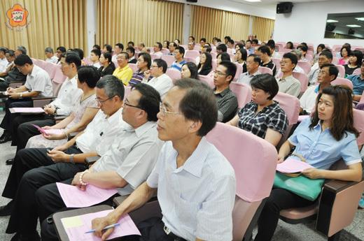 金門縣政府九月份專題講座，昨邀請銘傳大學教授兼校長李銓演講，吸引近百公務員聆聽。（翁碧蓮攝）