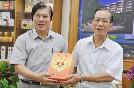 　內政部役政署專委黃忠和率業務人員一行昨抵縣府拜會，秘書長盧志輝贈送紀念酒。（翁碧蓮攝）