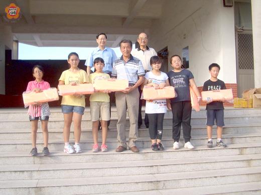   李志行委由該會董事長李開陣轉贈口風琴一批給予古寧國小，校長楊成業代表校方感謝。（李金鎗攝）