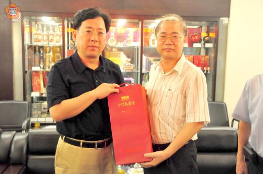   宿遷市市長王天琦（左）昨率團拜會金酒公司，縣長李沃士（右）致贈金門高粱酒。（許峻魁攝）