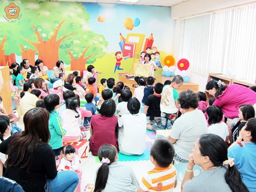   文化局舉辦看繪本聽故事活動，現場吸引近百位大小朋友到場。（文化局提供） 