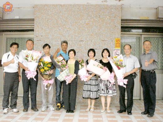   城中慶祝教師節，獻花感謝獲表揚教師們。（金城國中提供）