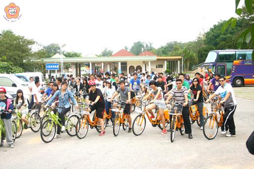   縣警局於昨日舉辦「健康、活力挑戰賽」預防犯罪宣導活動，邀請地區青少朋友們與會參賽，並藉此認識家鄉環境、培養休閒運動喜好；參與學員在隨行人員的帶領下騎乘自行車體驗金門自然風光。（金門縣警局提供）