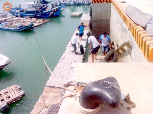 縣府為維護後豐港漁民出海作業安全，協調水試所支援「組合式浮筒平台」替代漁民臨時組裝木架平台。
（建設處提供）