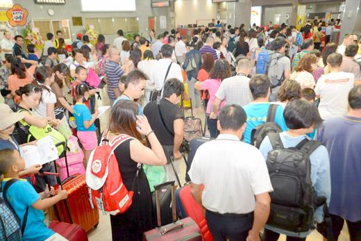 昨日為大陸十一長假第一天假期，金門水頭碼頭出現旅客人潮，大陸往金門的船班幾乎班班客滿，大批的陸客將入境大廳擠得水洩不通。（董森堡攝） 