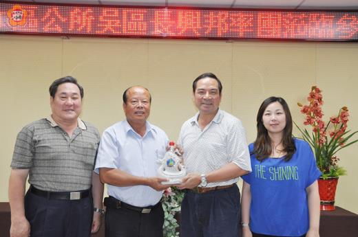 台北市永和區長吳興邦帶領調解委員抵金展開調解業務觀摩參訪，昨日前往烈嶼鄉公所拜會，雙方互贈禮品聯絡情誼。（李金鎗攝） 