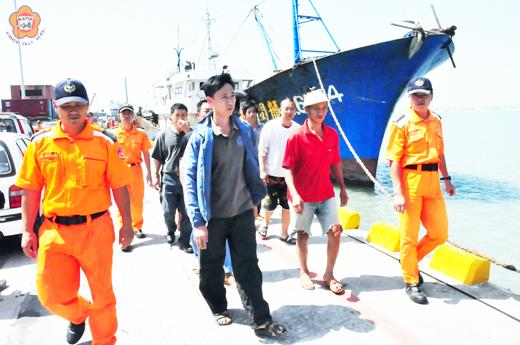 海巡署查緝越界捕魚之大陸漁船，登船檢查並押回料羅港偵辦。（許峻魁攝）