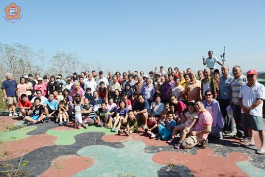   古崗社區發展協會舉辦九九重陽登高活動，邀請上百名村民登上當地的大帽山。（董森堡攝）