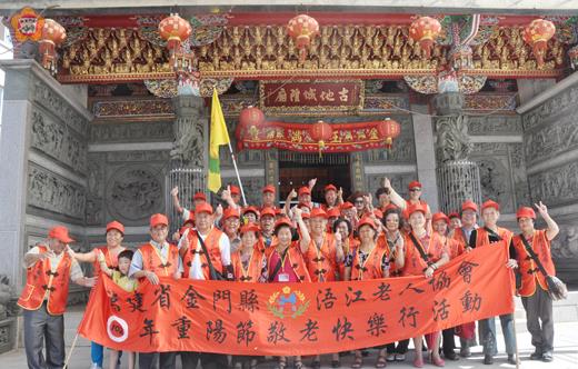   縣浯江老人協會昨日舉辦「敬老文化之旅快樂行」活動，該會理事長辛炳煌帶領會員到舊金城城隍廟拜拜，長者很開心。（許加泰攝）